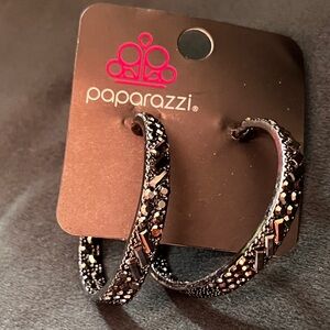 Post earrings. Gunmetal/black gemstones.